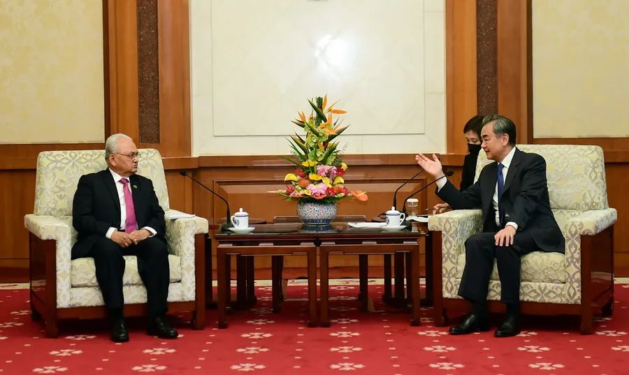 10月21日,国务委员兼外长王毅会见即将离任回国的尼泊尔驻华大使潘迪