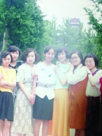 大学时代的华春莹（右二）。图片由南京大学周丹丹提供（图片来源：扬子晚报）