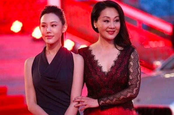 娱乐圈“妈妈比女儿更美”系列，刘亦菲母女登榜首：这是神仙妈妈