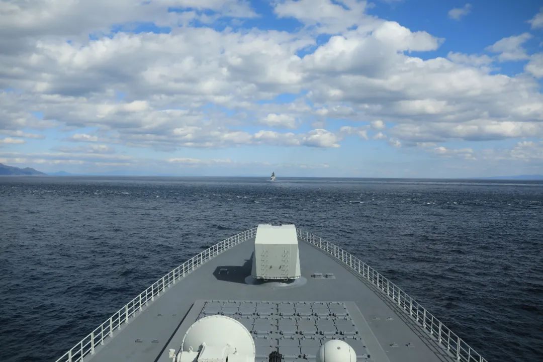 当地时间10月18日，南昌舰通过津轻海峡