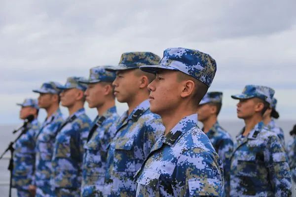 南昌舰为首次出远海的官兵举行“大洋水兵成人礼”