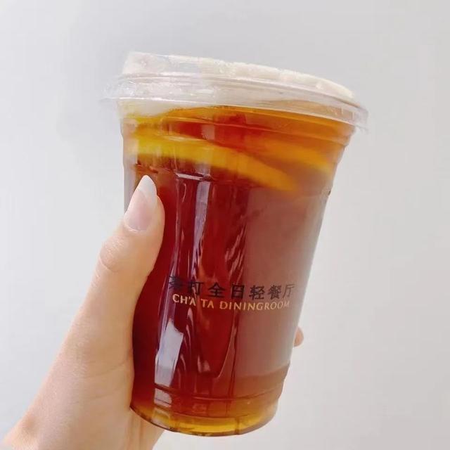 图左为冻柠茶,图右为热柠茶