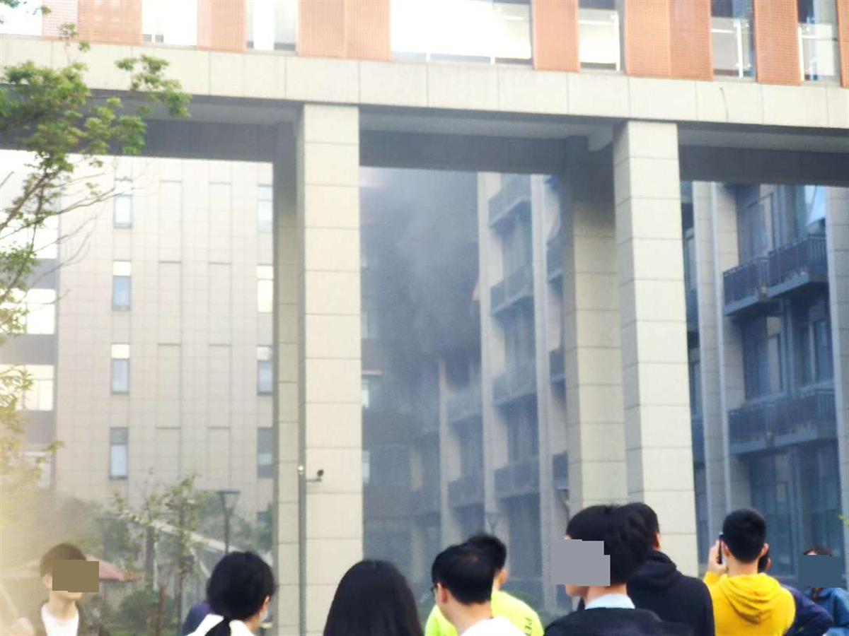 目击者称南航大实验室共有三次爆响,有学生持水枪救火时被明火吞没休闲区蓝鸢梦想 - Www.slyday.coM 目击者称南航大实验室共有三次爆响,有学生持水枪救火时被明火吞没休闲区蓝鸢梦想 - Www.slyday.coM