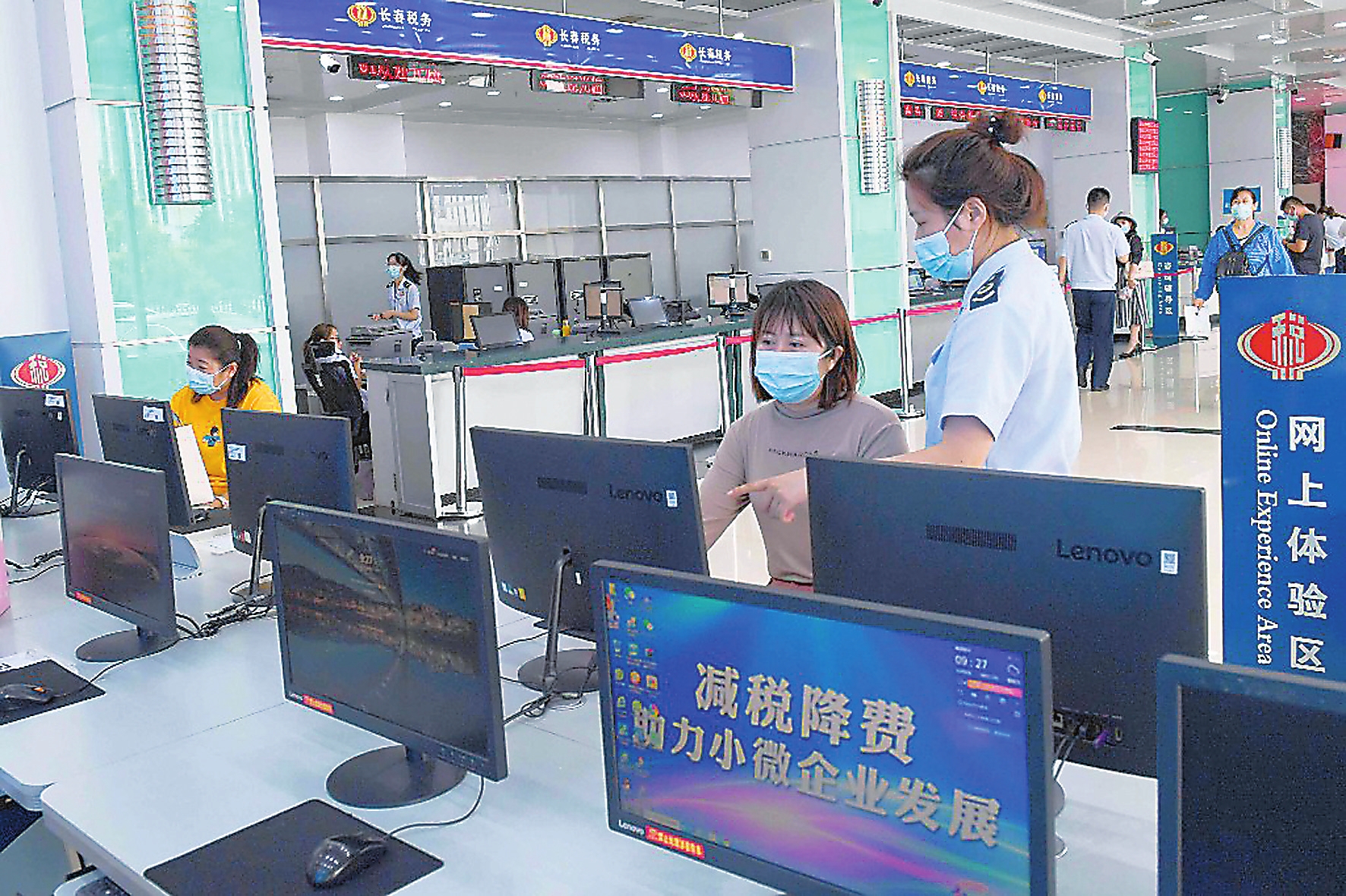 税务干部正在辅导纳税人网上办税 (资料图片)