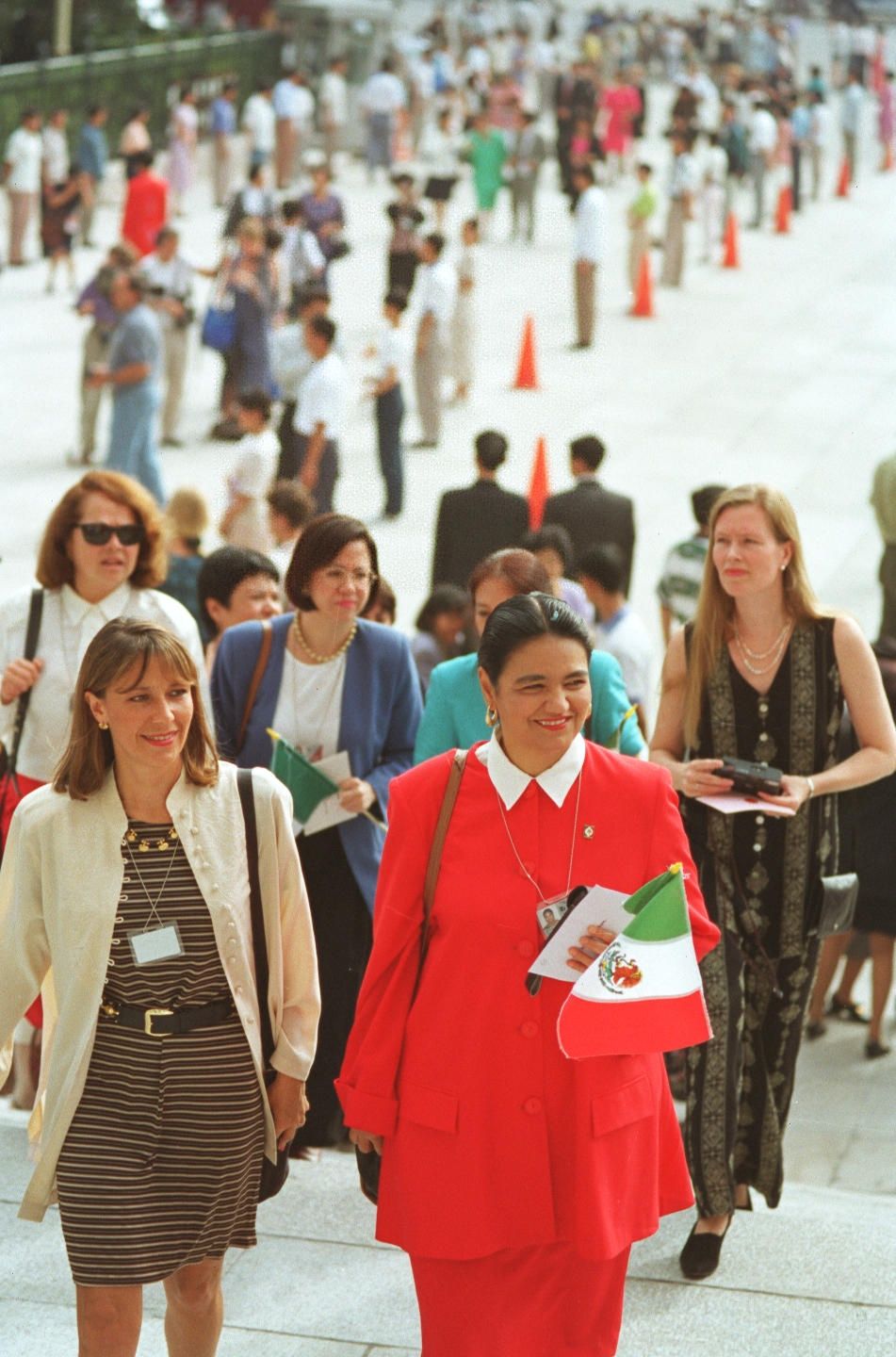 4日,各国妇女在北京人民大会堂参加联合国第四次世界妇女大会欢迎仪式