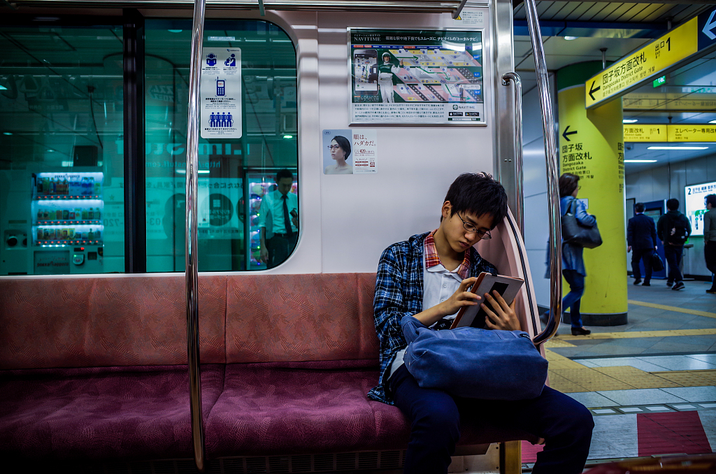 日本青年投票率低仅有435受访年轻人对政治感兴趣