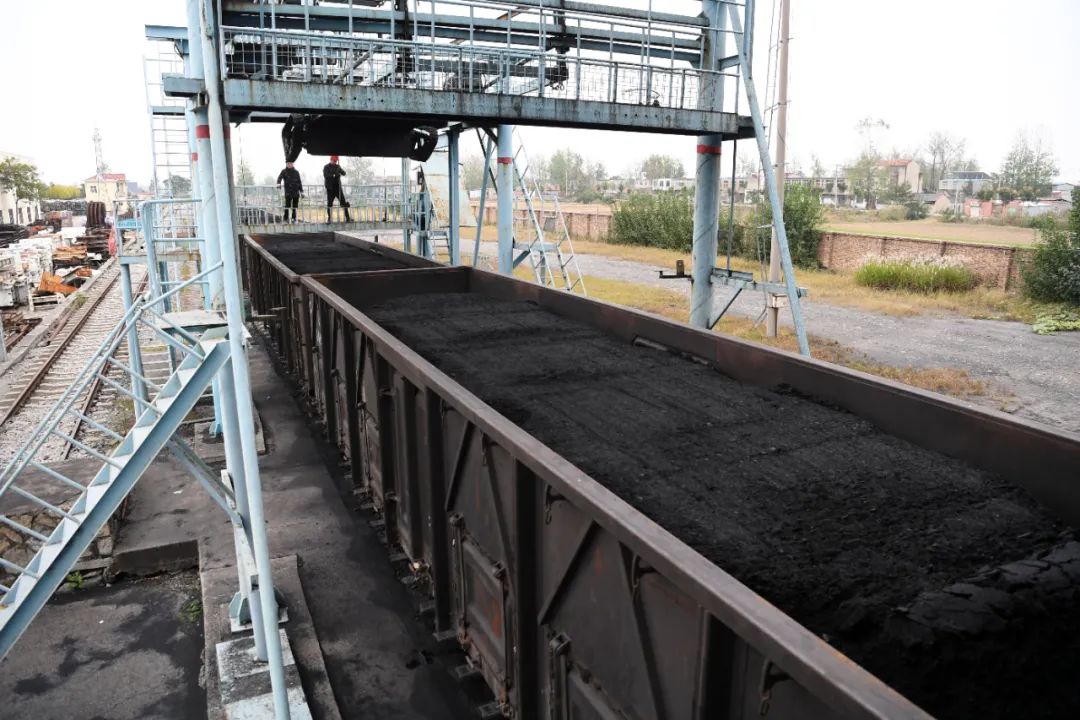 ▲ 10月20日，在安徽省宿州市钱营孜煤矿，安徽铁道发展集团公司电煤专列在装运电煤。