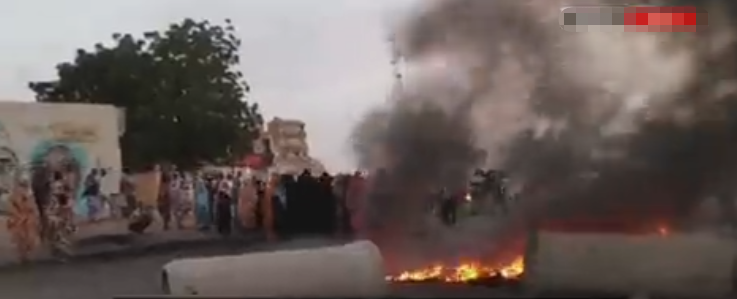 苏丹首都民众街头纵火抗议