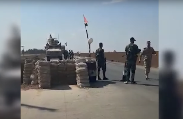 俄媒：美军车队被叙利亚政府军检查站截停，被迫原路返回