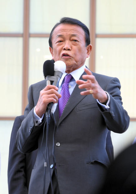 麻生太郎25日下午在JR小樽站前向当地民众发表演讲（《朝日新闻》摄）