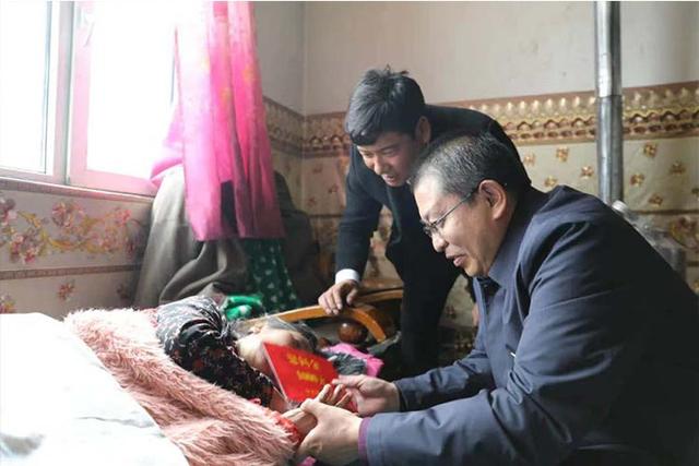 县委书记王吉德看望慰问老党员和困难群众