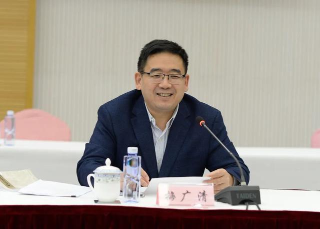 砚山县人大常委会党组书记,主任袁泽江,麻栗坡县县委副书记,县长冯锐