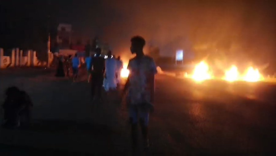苏丹首都民众街头纵火抗议
