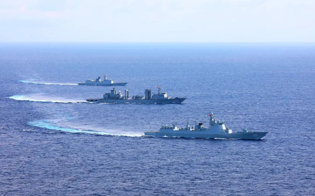 海军第38批护航编队在航渡期间组织开展编队运动(2021年5月22日摄).
