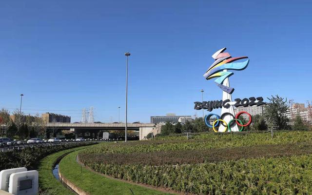 西五环晋元桥区立起北京冬奥会的"冬梦"会徽雕塑.新京报记者 王飞 摄