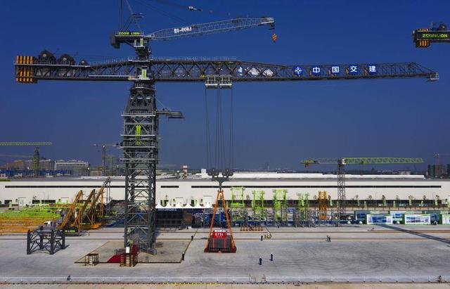 组图湖南常德大国重器全球最大上回转塔机助力常泰长江大桥建设