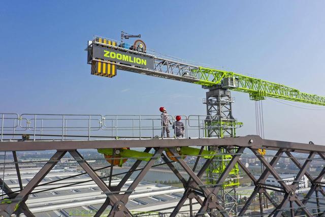 组图|湖南常德:大国重器全球最大上回转塔机助力常泰