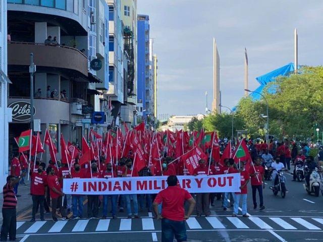 马尔代夫民众抗议印度军事存在。图源：外媒