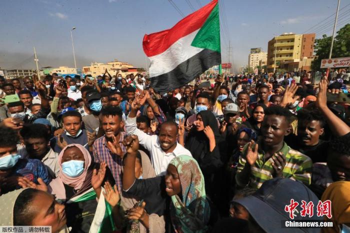 当地时间10月25日，苏丹局势发生突变，过渡政府总理被“绑架”，政府部长被军方抓捕，国家进入紧急状态，大量民众走上街头对军方行动进行抗议，已有7人在抗议活动中死亡，140人受伤。图为民众在街头抗议。