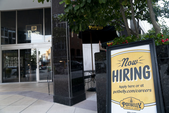 9月3日，在美国华盛顿，一家餐厅门前贴出招聘启事。新华社记者 刘杰 摄