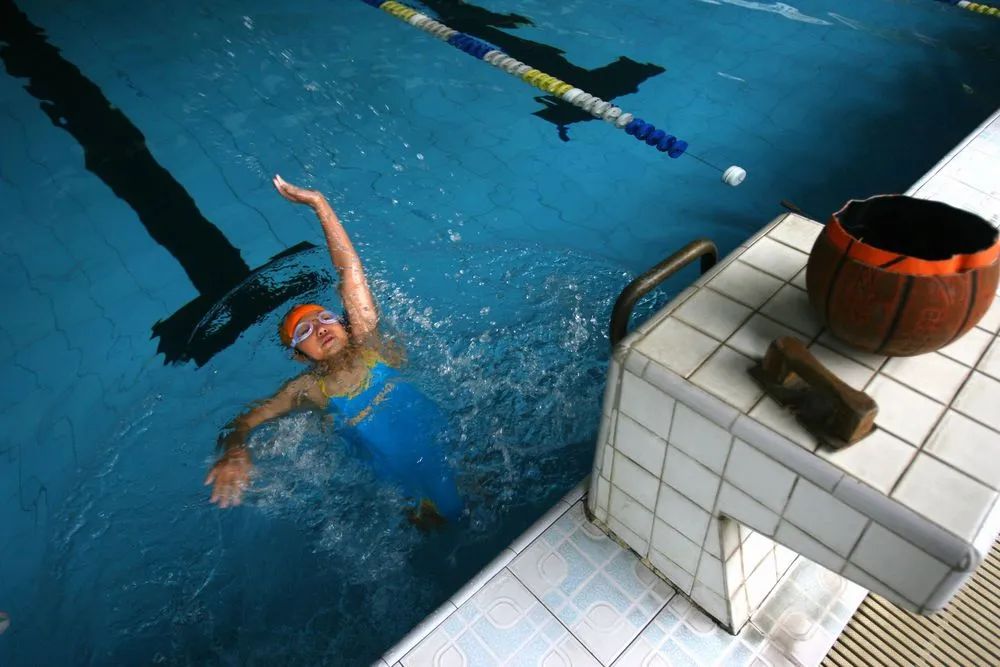 △2007年9月11日，钱红艳正在进行专业的残疾人游泳训练。