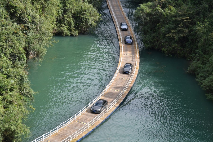 凡尔赛c5 x媒体试驾车队通过浮桥 黄炎/摄