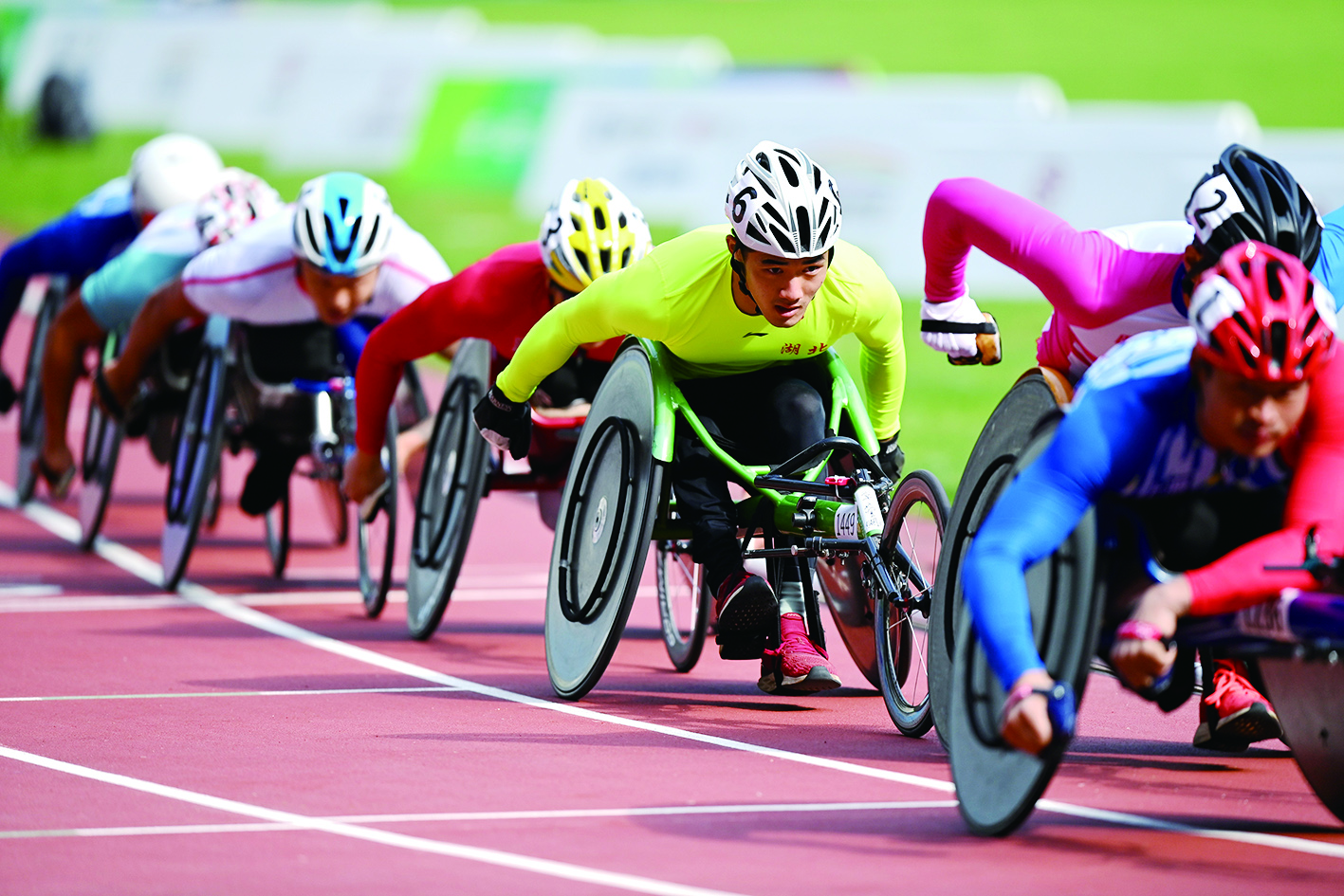 田径比赛男子10000米t54级轮椅竞速决赛中 本报记者 贾宁 摄