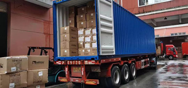 图说:朗峰实业的货物装柜,将通过"中欧班列-上海号"发往德国汉堡&nbsp