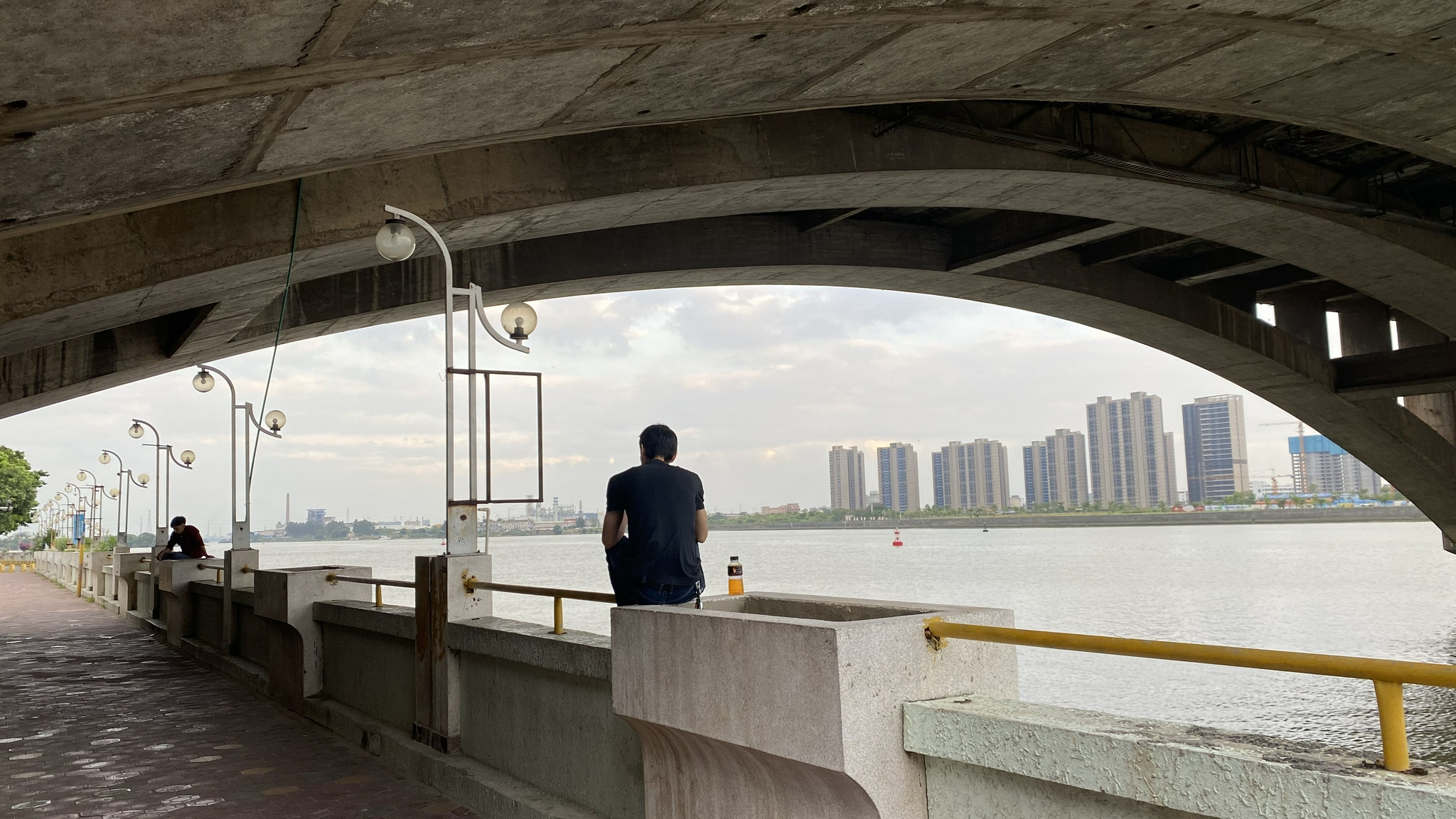 这座桥的对岸就是东莞中堂镇，一个村民正望着眼前的一切发呆 时代周报记者黎广/摄