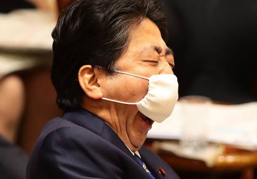 在日本网络上曾风靡一时的安倍带着布口罩打哈欠照片