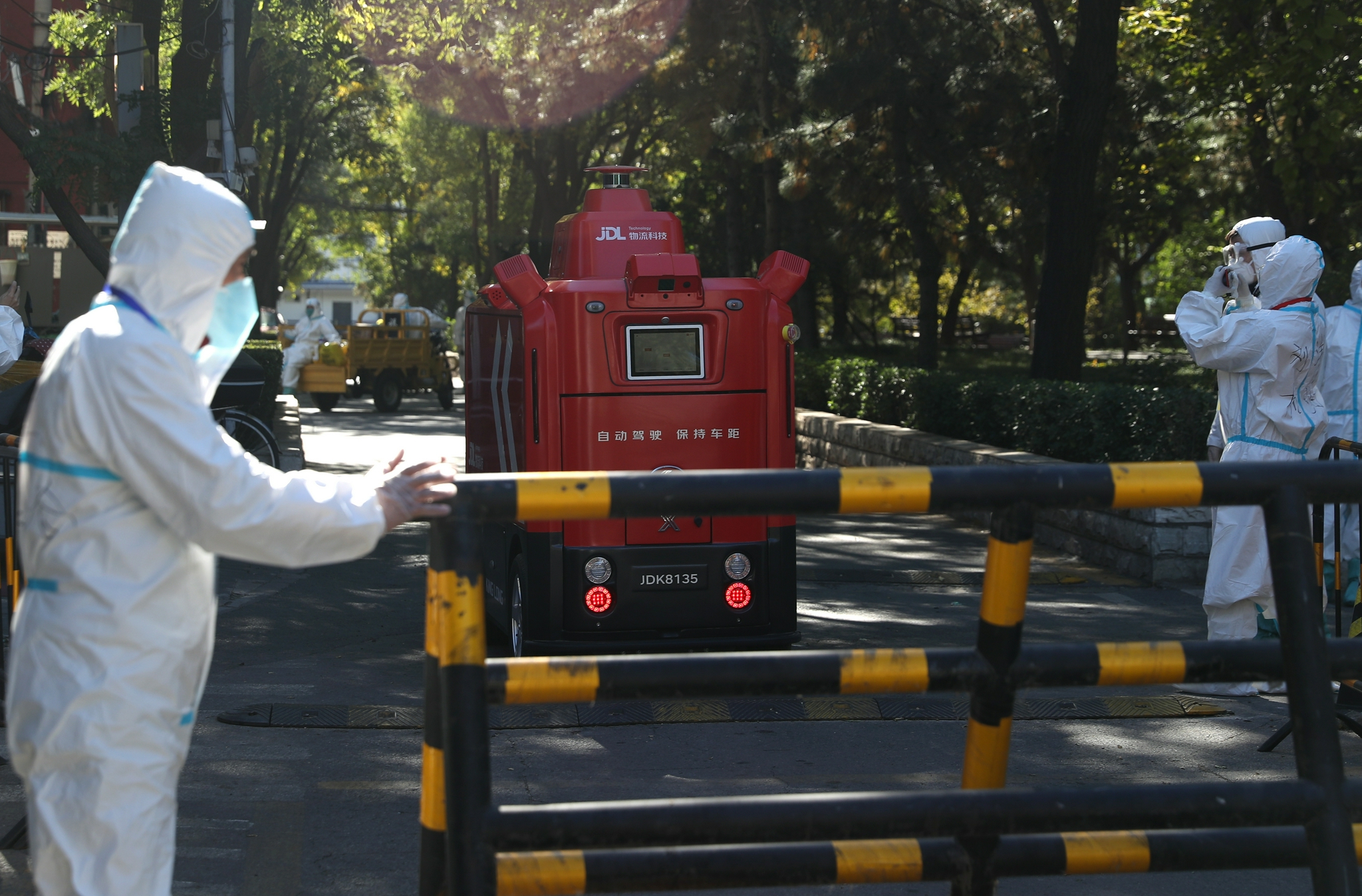 10月27日，智能机器人为小区居民提供无接触配送。（中国日报记者 邹红 摄）
