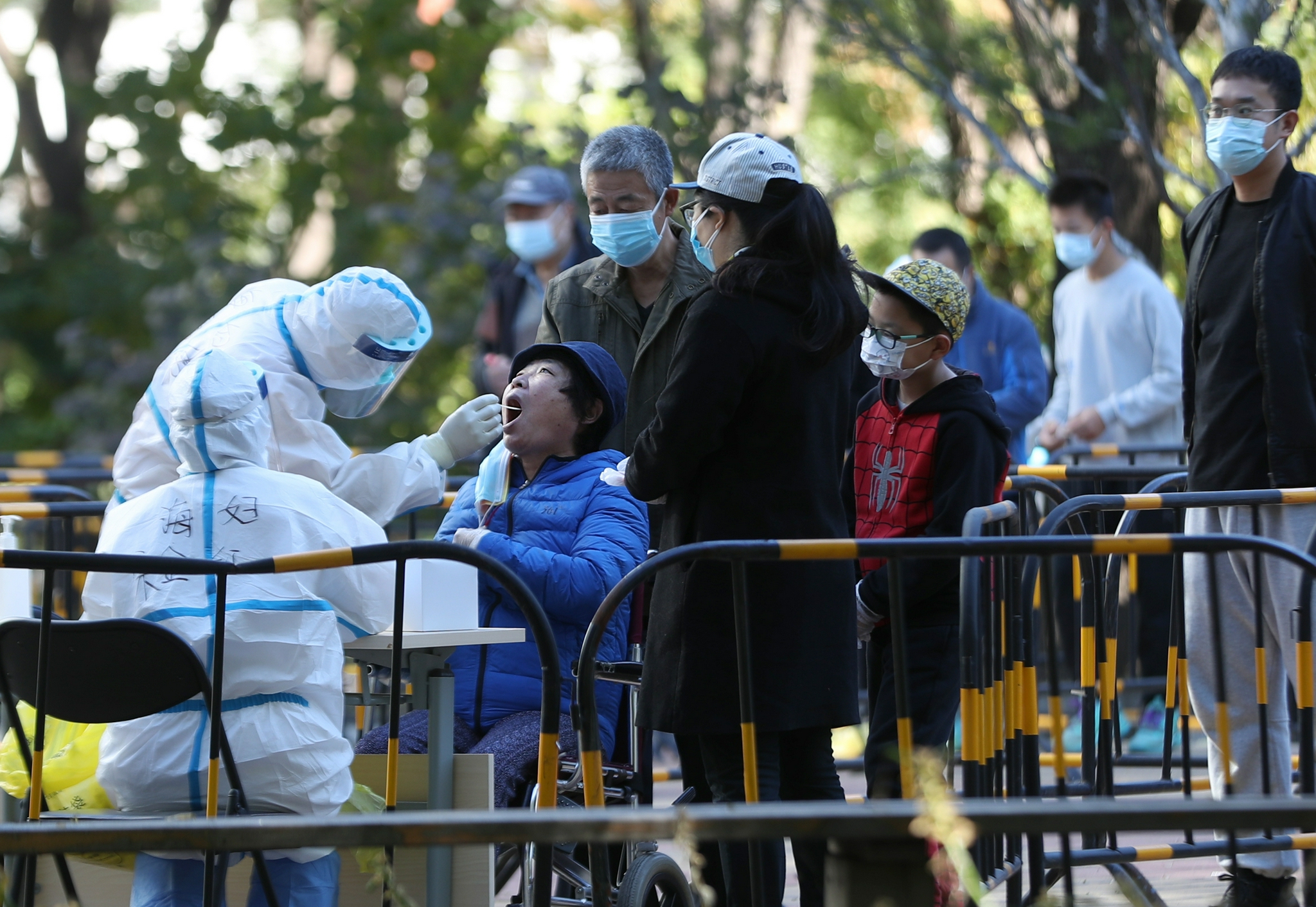 10月27日，小区居民进行第二轮全员核酸检测。（中国日报记者 邹红 摄）