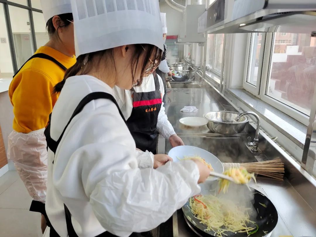 本学期首次劳动教育实践课共享厨房顺利开课