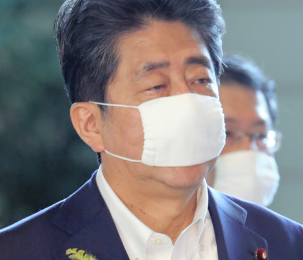 佩戴着“安倍的口罩”的安倍晋三（日媒2020年7月摄）