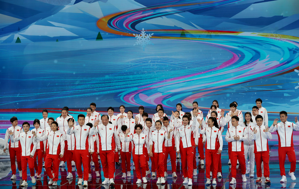 奥运冠军一起合唱冬奥主题口号推广歌曲《一起向未来》。（中国日报记者 张威 摄）