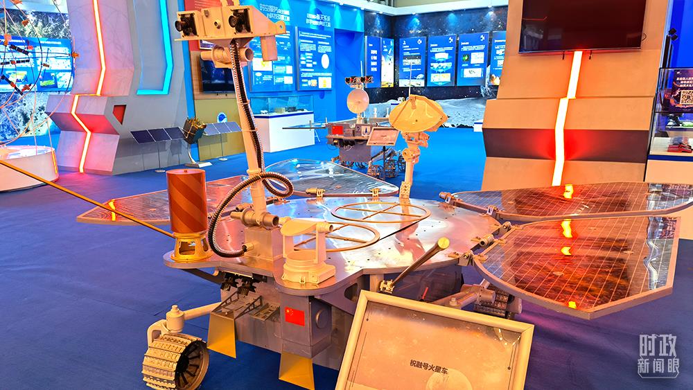 △祝融号火星车模型。(总台央视记者石丞拍摄)