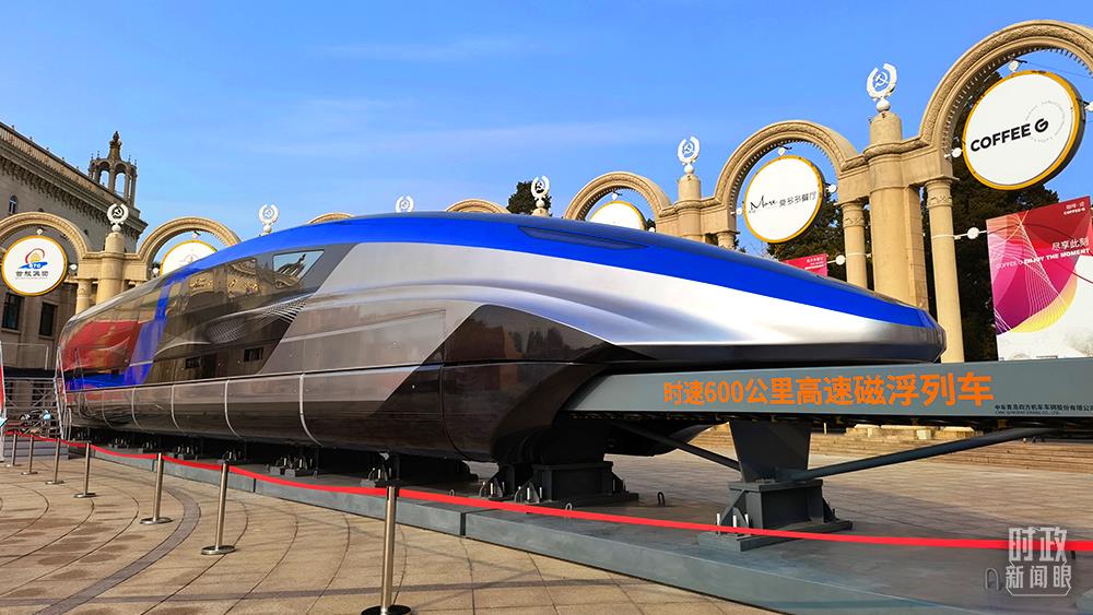 △时速600公里高速磁浮列车,这是实车的五分之一。(总台央视记者石丞拍摄)