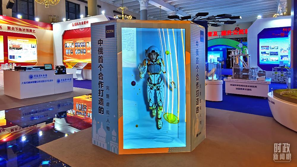 △这是通过三维全息装置展示的中俄合作打造的完整虚拟人物“娜娜”。(总台央视记者郭鸿拍摄)