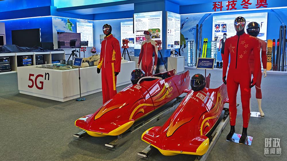 △国内首台双人碳纤维雪车身披中国红“战袍”亮相。(总台央视记者郭鸿拍摄)