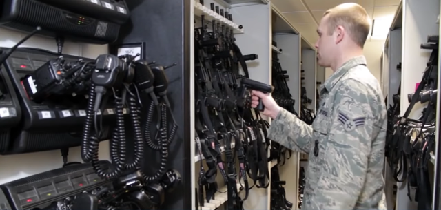 嵌入了射频识别（RFID）标签的军用枪支便于管理。图源:美企视频截图