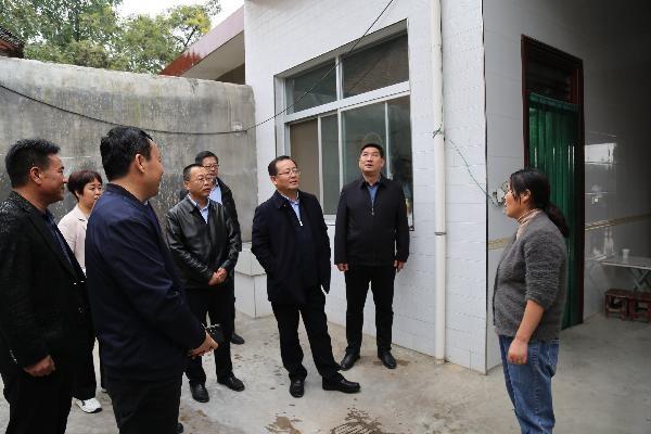 和城乡供水运行管理情况,深入大程镇小王村实地了解供水工程水毁情况