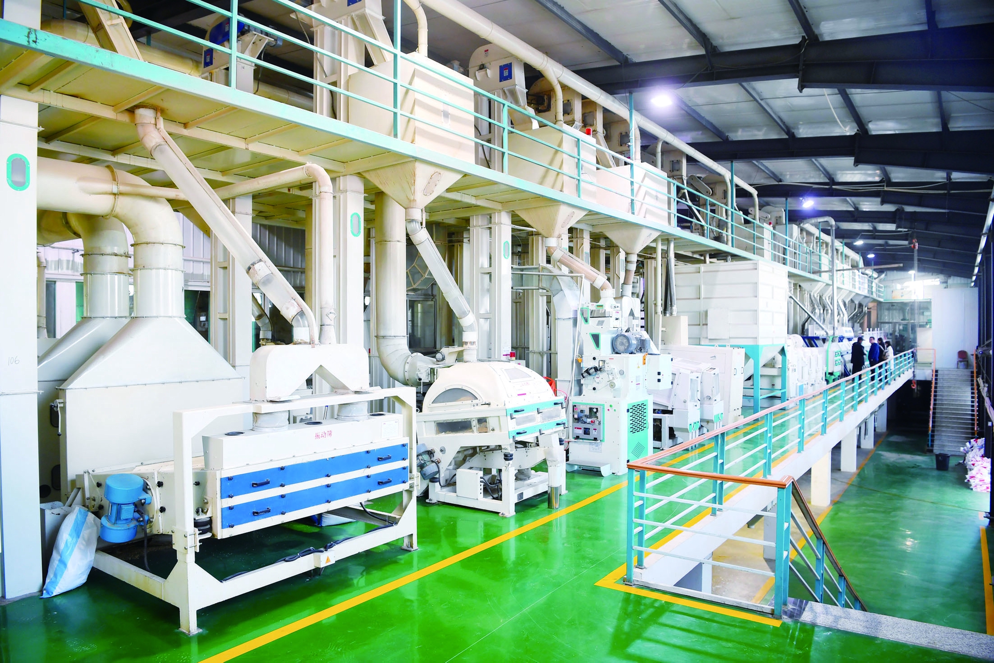 现代化的大米加工车间.