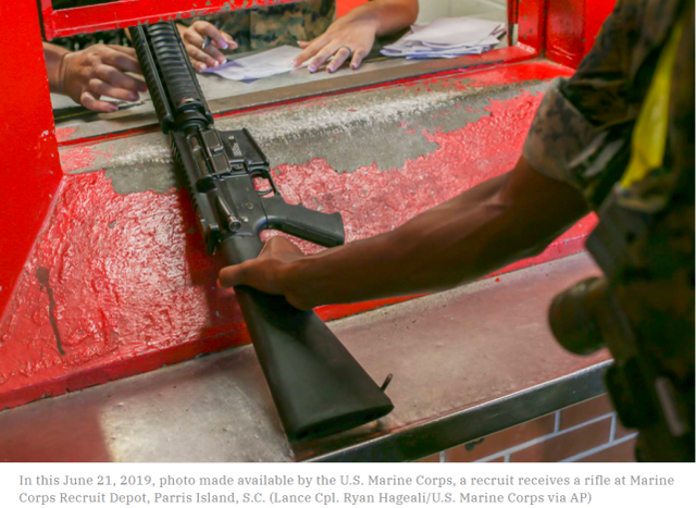 一名美军士兵正在领取武器。图源：美媒截图