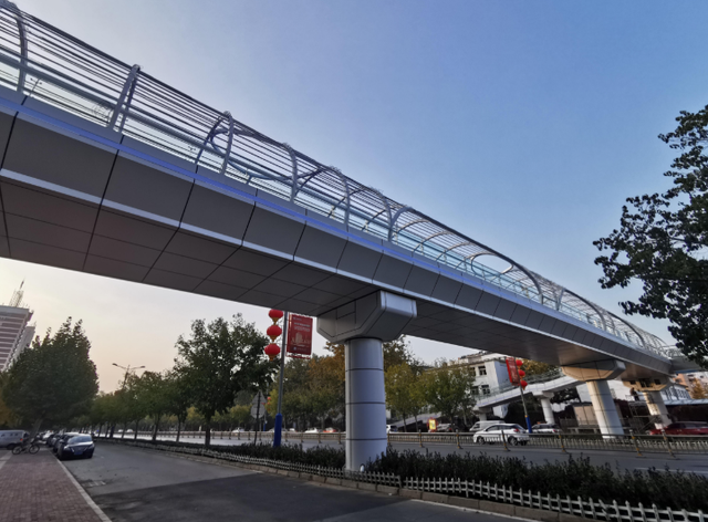 秦皇岛市第八中学过街天桥投入使用