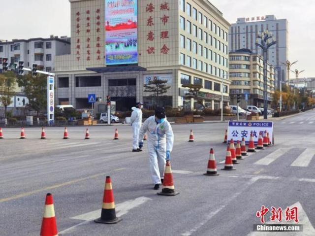 资料图：10月21日，青海省海东市平安区高速出入口进行交通管控。中新社发 祁妙 摄