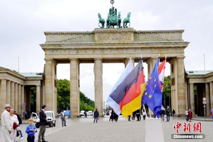 当地时间7月1日，德国柏林地标勃兰登堡门前摆放了德国、欧盟、克罗地亚三国国旗，和象征德国担任欧盟轮值主席国的旗帜。中新社记者 彭大伟 摄