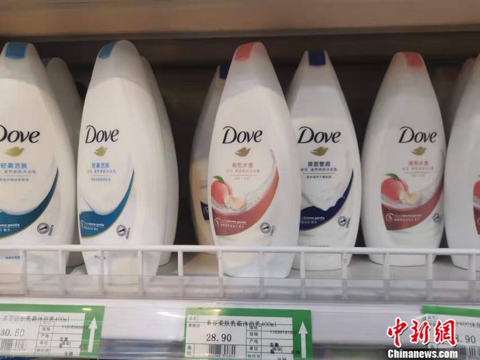 图为超市售卖的多芬产品。 中新网记者 谢艺观 摄