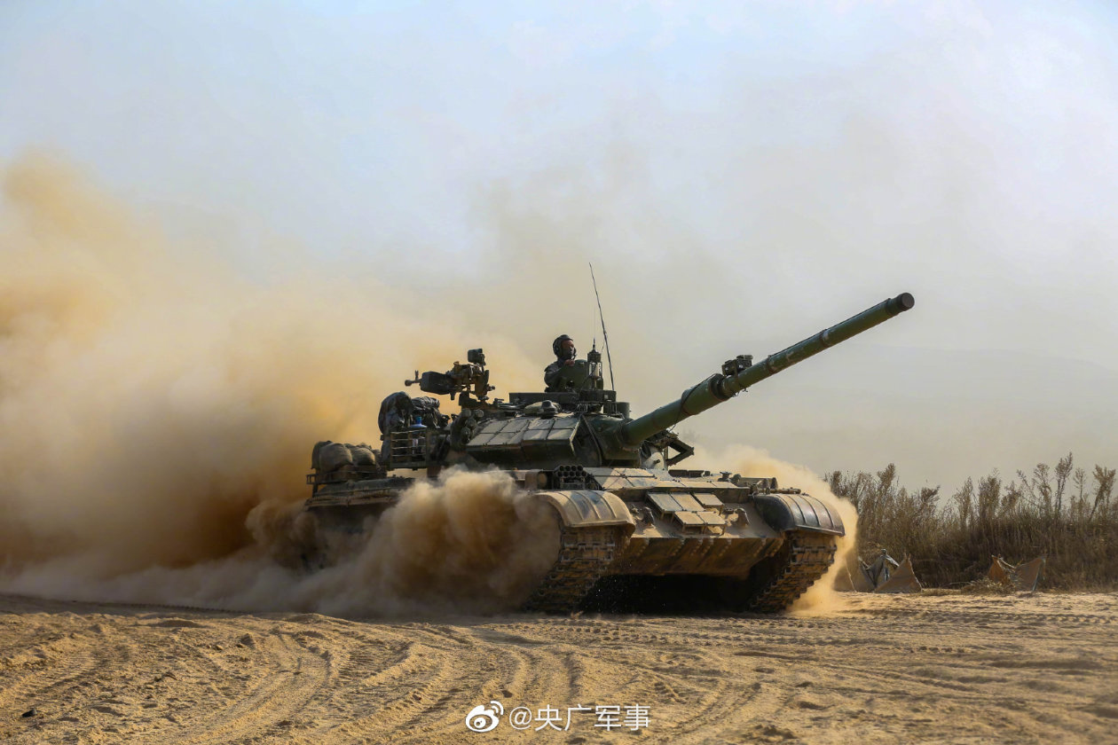 合成营考核现场冲击力拉满夜视画面看坦克开火瞬间