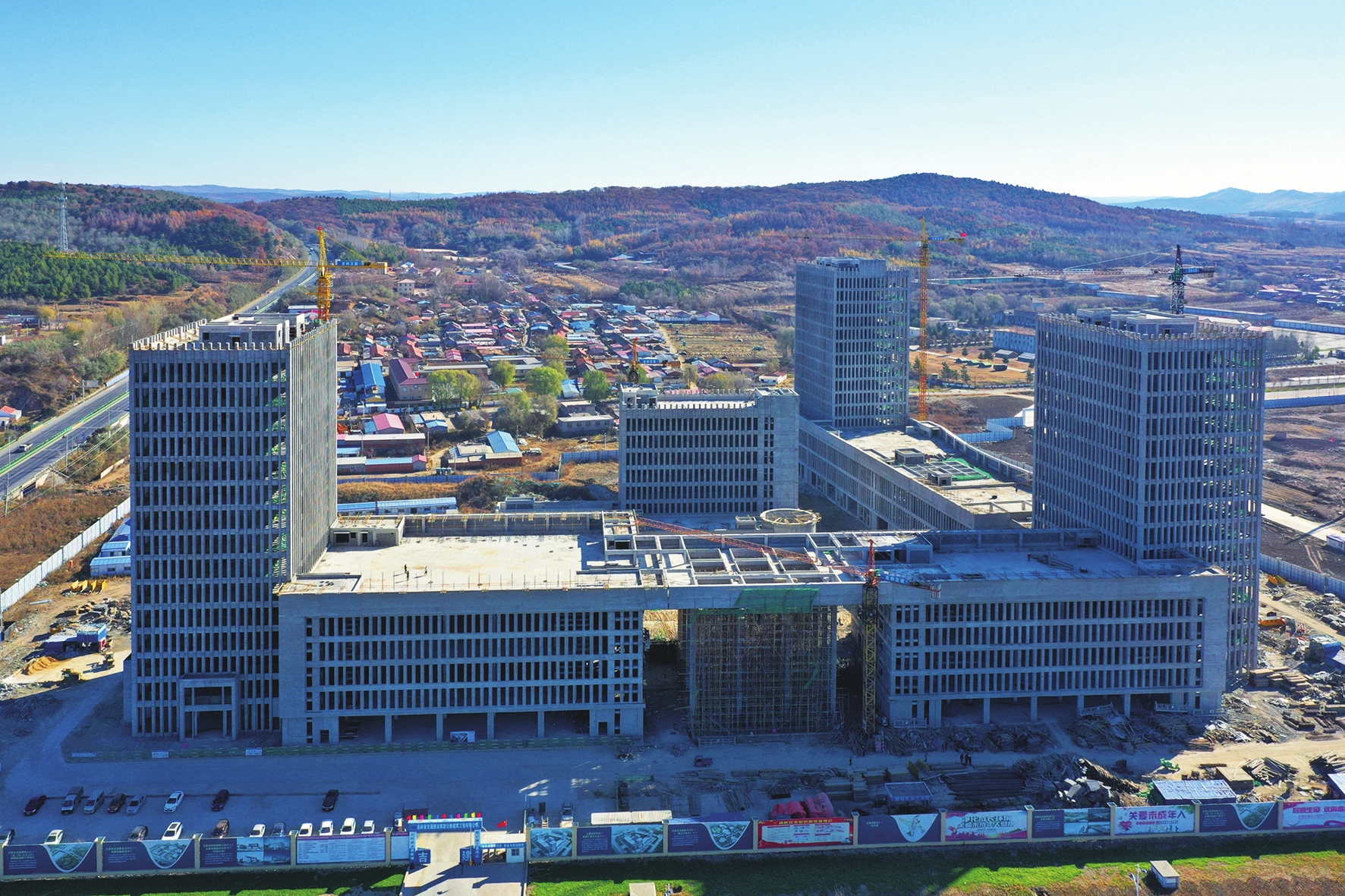 辽源市南部新城的双创中心主体工程已现峥嵘 刘鹰 摄