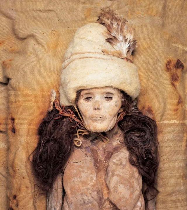 小河墓地M11号墓葬中一个自然保存的女性干尸。图片来自新疆文物考古研究所李文瑛
